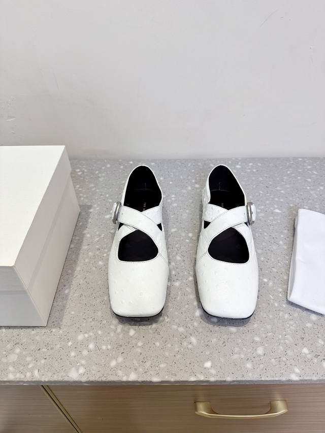 The Row 小众潮牌 25Ss春夏新品 鸵鸟纹 玛丽珍 小方头 单鞋 可可爱爱 极简风 质感皮革细腻高级 圆润鞋型 一脚蹬设计 随性又自在 鞋面 采用原版进