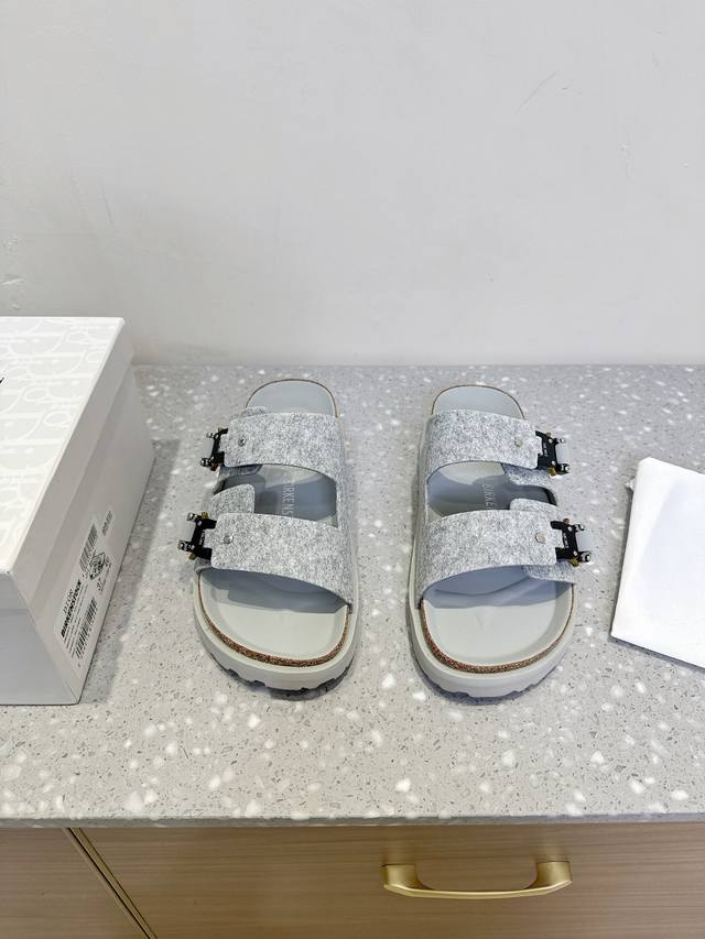 Dior X Birkenstock 联名款 Milcno凉拖鞋 鞋底上半部分是Dior的纹路 下半部分是勃肯的纹路 下面牛翻毛皮和羊毛纤维 体现联名背后的精湛