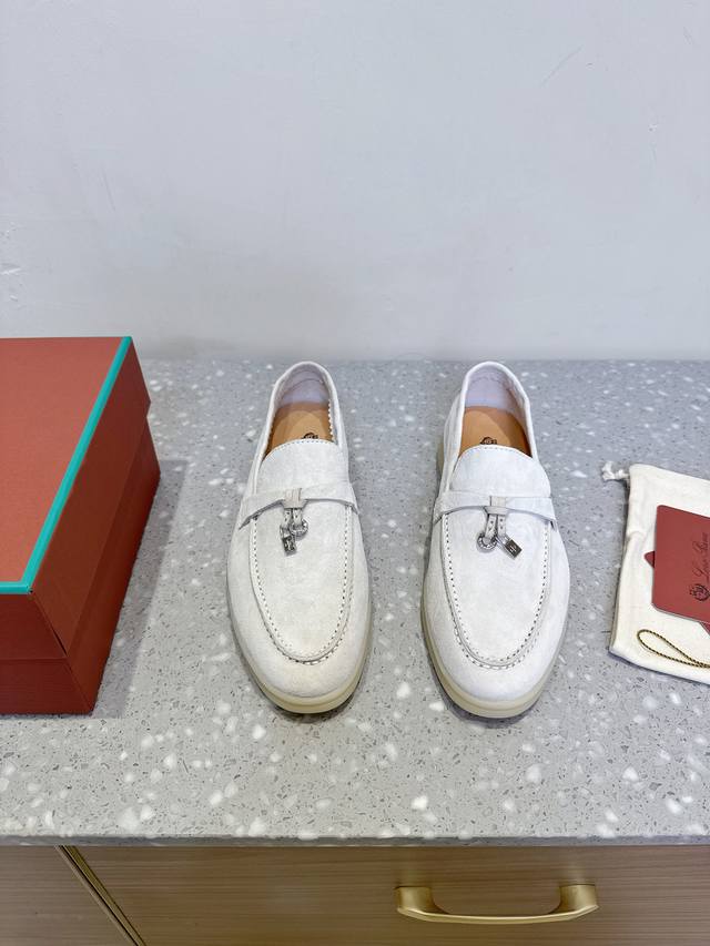 现货 Loro piana 25Ss春夏新款 英伦 乐福鞋 单鞋 原来这就是传说走两万步都不会累脚的夹脚凉鞋把颜值和脚感都拿捏住了 上脚一走就会被彻底沦陷 极简