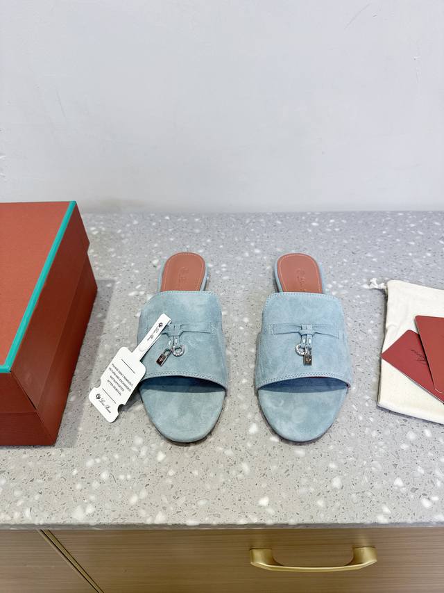 现货 Loro piana 25Ss春夏新款 英伦 凉鞋 原来这就是传说走两万步都不会累脚的夹脚凉鞋把颜值和脚感都拿捏住了 上脚一走就会被彻底沦陷 极简的设计吸