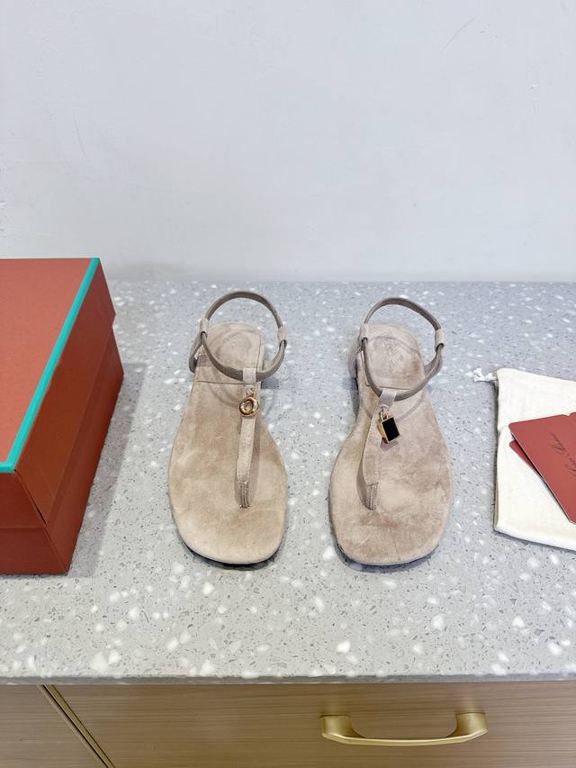 现货 Loro piana 25Ss春夏新款 英伦 夹脚 凉鞋 原来这就是传说走两万步都不会累脚的夹脚凉鞋把颜值和脚感都拿捏住了 上脚一走就会被彻底沦陷 极简的