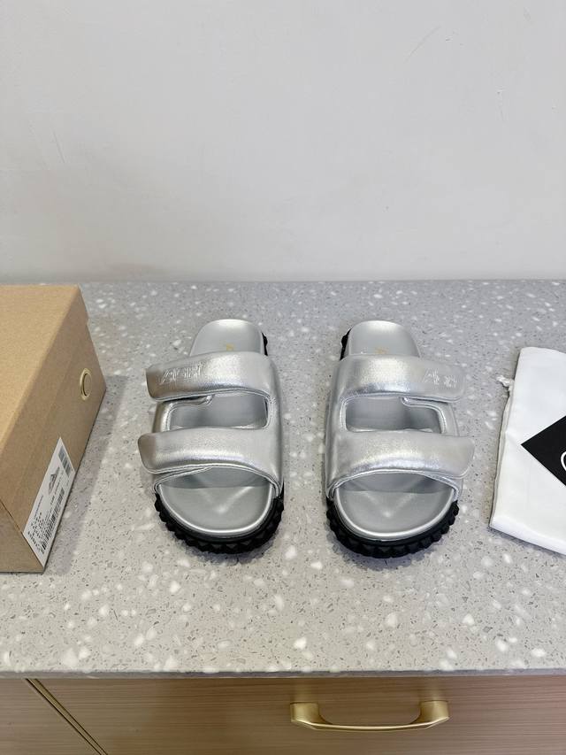 Ash 小众潮牌 25Ss春夏新款 休闲 平底 拖鞋 光泽羊皮打造摩登轮廓 上脚绵软质感加分 行走云端的轻盈自在 柔软亲肤搭配符合人工学的弯曲弧度 更贴合脚型穿