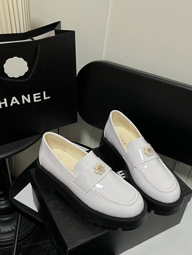 橙子出厂价p chanel 香奈儿新款 山茶花复古乐福鞋 厚底小皮鞋女单鞋 秋鞋单鞋系列 春季香家必备爆款 女神系列 拥有香家特色优雅名媛气质 超级耐看 让人无