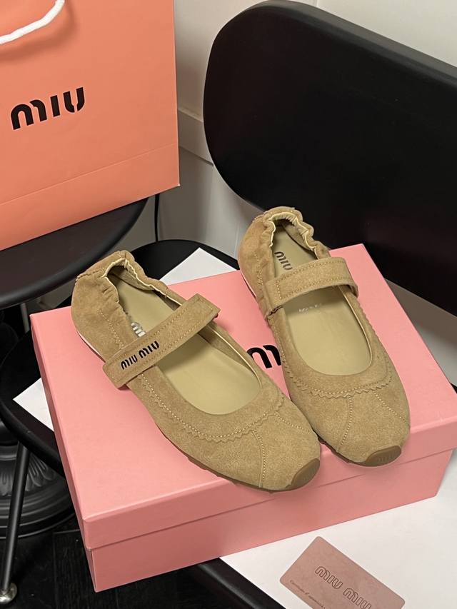 橙子出厂价p miumiu 缪缪 春夏新款 一字带平底鞋 芭蕾舞鞋 平底单鞋 真皮版本 最新爆款玛丽珍魔术贴单鞋前卫大胆的设计 Miu Miu风格融于此款厚底帆