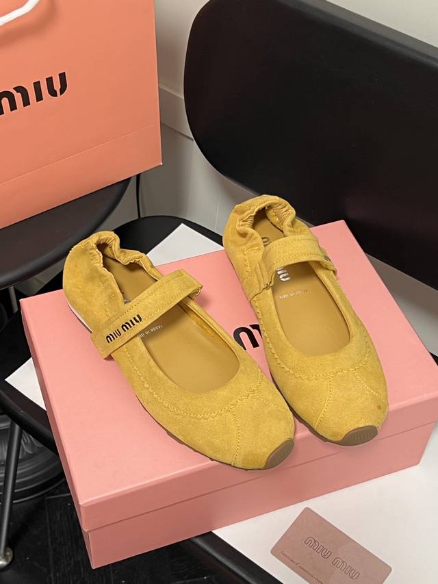 橙子出厂价p miumiu 缪缪 春夏新款 一字带平底鞋 芭蕾舞鞋 平底单鞋 真皮版本 最新爆款玛丽珍魔术贴单鞋前卫大胆的设计 Miu Miu风格融于此款厚底帆