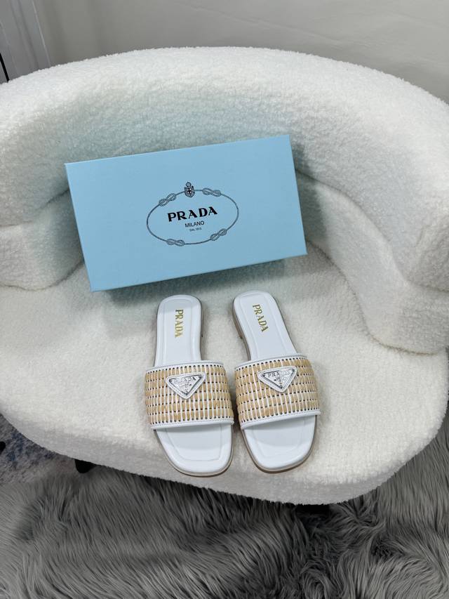 橙子出厂价p prada 普拉达 春夏新款 编织平底拖鞋 一字拖 沙滩鞋 凉拖 酒椰纤维编织 标志性金属三角标搭配古沙滩凉鞋造型 每一个设计元素都踩在时髦点上