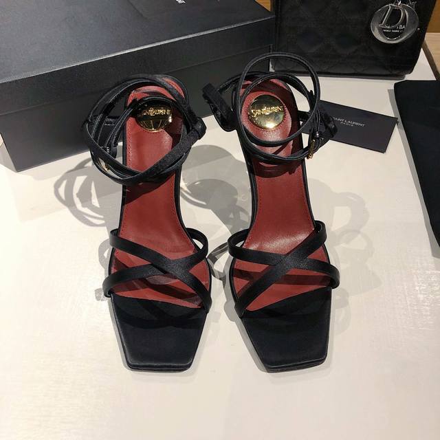 橙子出厂价p saint Laurent 圣罗兰 Ysl字母跟 细带方头高跟凉鞋 无论是派对还是通勤 一双合适的鞋子总能让你光彩照人 今天就向大家安利这款绝美高