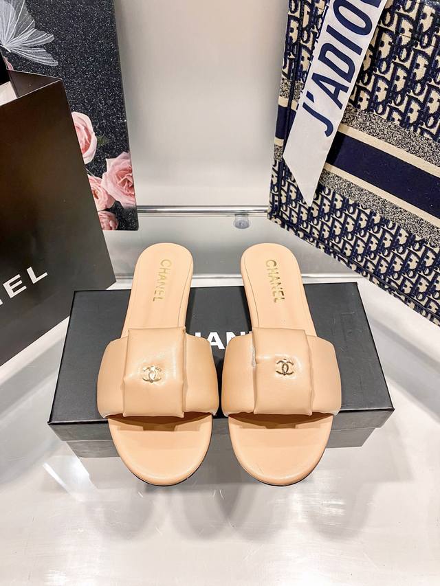 橙子出厂价p chanel 香奈儿 春夏新款 平底拖鞋 面包一字拖 休闲凉拖 码数 35-41