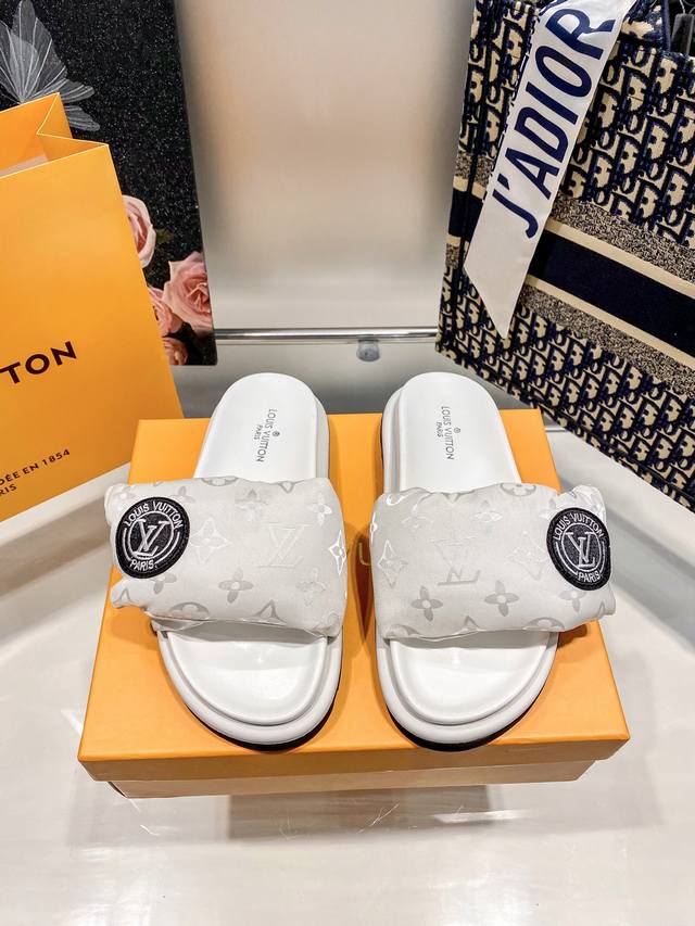 橙子出厂价p louis Vuitton 路易威登 Lv新配色 休闲魔术贴拖鞋 平底凉拖 情侣款 专柜同步更新 鞋面采用独一无二的驴家独特面料 面料轻盈透气 超