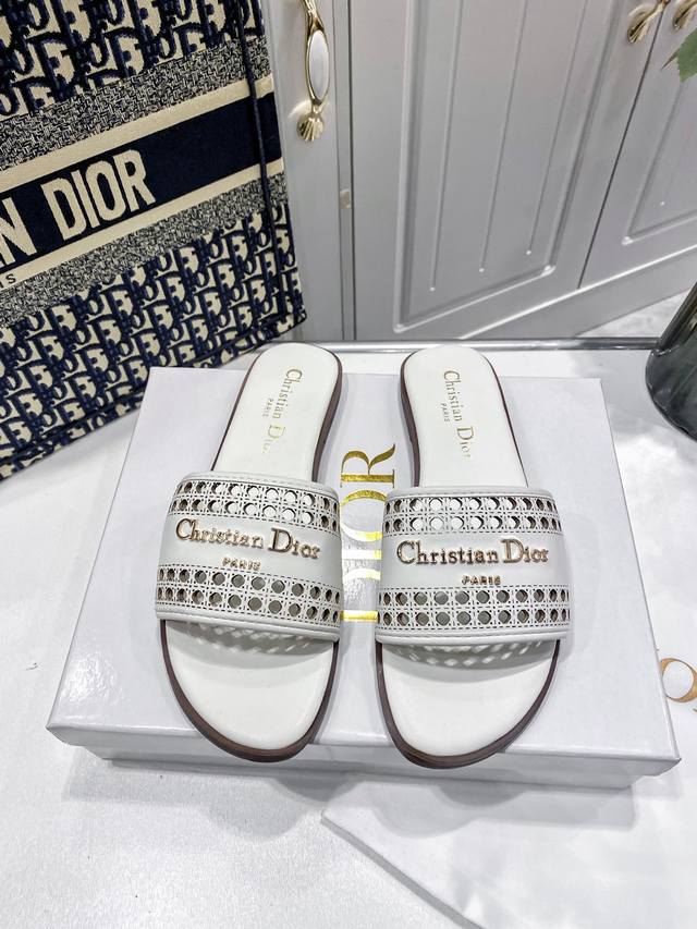 橙子出厂价p dior 迪奥春夏新款 镂空平底拖鞋 一字拖 休闲凉拖 这款D-Lane凉拖彰显经典风格 黑色牛皮革鞋面 展示镂空藤格纹图案 饰以金色饰面金属Ch