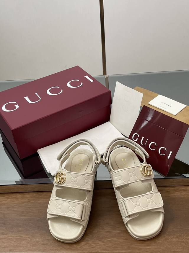 橙子出厂价p gucci 古驰 春夏新款 Gg压纹魔术贴平底凉鞋 休闲女士凉鞋 现代设计美学探索独特匠心之路 巧妙融合品牌经典元素与备受喜爱的品牌标识 这款凉鞋