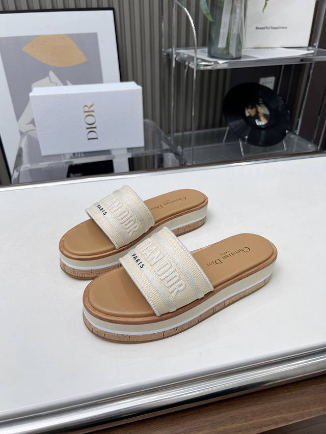 橙子出厂价p dior 迪奥新款 字母刺绣厚底拖鞋 休闲凉拖 一字拖 圆头增高木底一字凉拖刺绣字母Logo厚底拖鞋 高度适中超美 上脚不仅舒适还很惊艳 码数 3