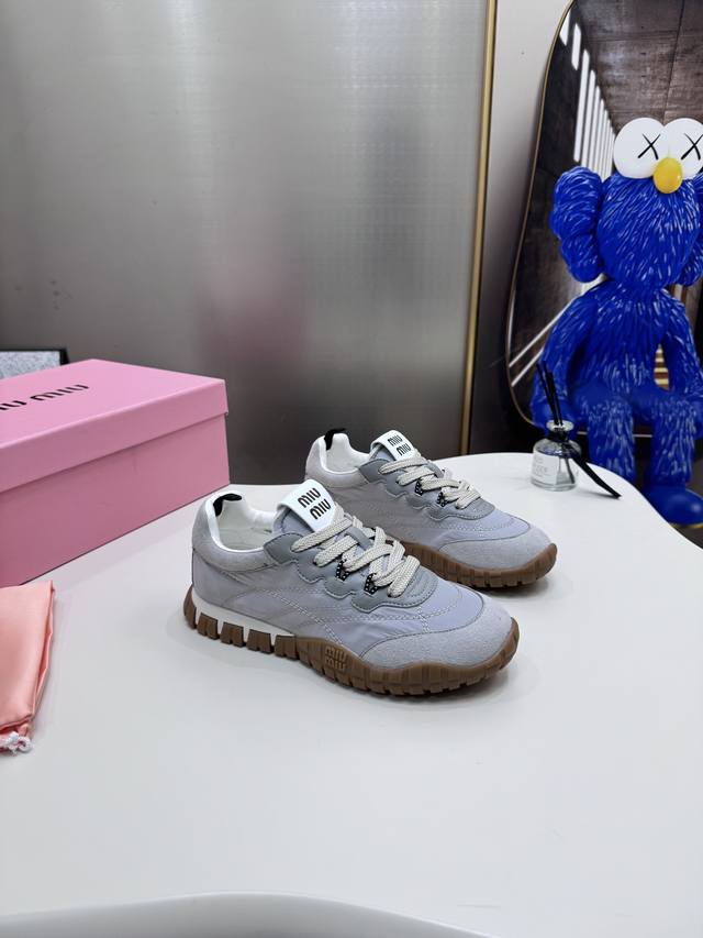 橙子出厂价p miumiu 缪缪 春夏新款 德训鞋 运动鞋 休闲鞋 tyre织物面料与绒面皮革运动鞋系列 另可购Miu25S走秀饰珠Diy穿于鞋带上 十分合适喜