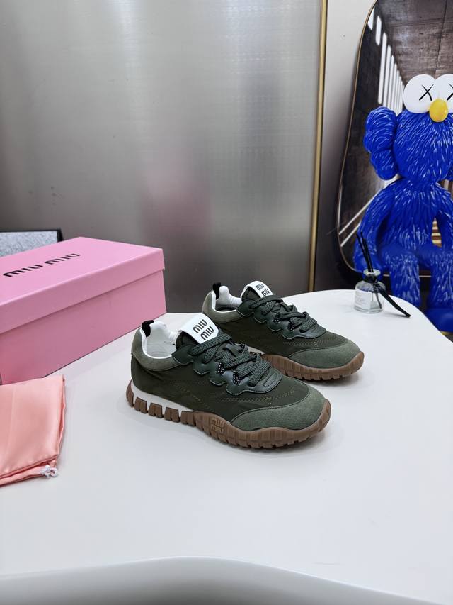 橙子出厂价p miumiu 缪缪 春夏新款 德训鞋 运动鞋 休闲鞋 tyre织物面料与绒面皮革运动鞋系列 另可购Miu25S走秀饰珠Diy穿于鞋带上 十分合适喜