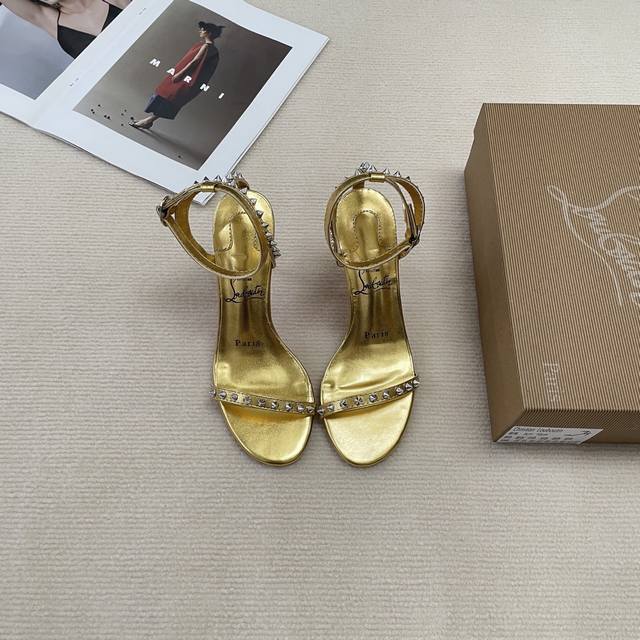 橙子出厂价p christianlouboutin 春夏新款 Cl红底鞋 铆钉一字带高跟凉鞋 铆钉加持 释放你的不羁灵魂 朋克风铆钉 彰显个性酷感十足的铆钉元素