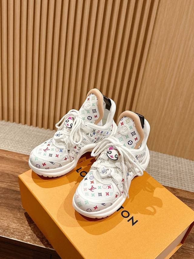 橙子出厂价p louis Vuitton 路易威登 Lv新配色 休闲老爹鞋 弓形运动鞋 饰扣款# 不断的新品系列加入了更多配色细节 少女心爆棚 尽显青春活力 日