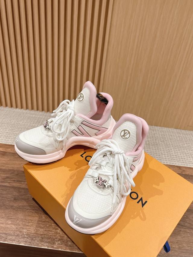 橙子出厂价p louis Vuitton 路易威登 Lv新配色 休闲老爹鞋 弓形运动鞋 不断的新品系列加入了更多配色细节 少女心爆棚 尽显青春活力 日常穿搭超级