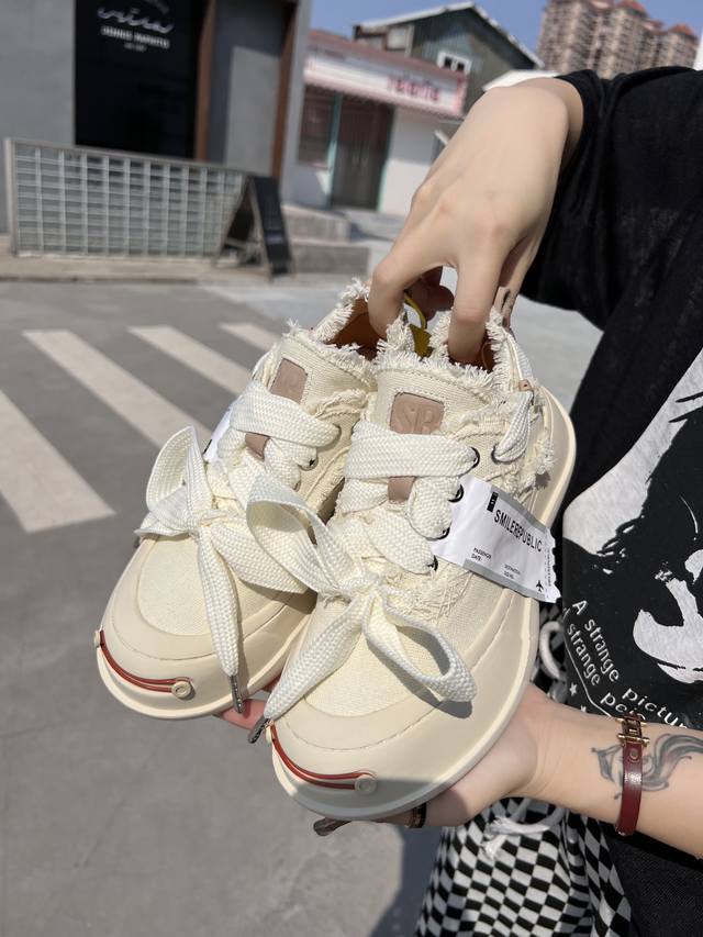 橙子出厂价p smilerepublic 厚底开口笑帆布鞋 休闲鞋 情侣款 小红书热门款 檀健次主理品牌 众多明星上脚 李晨 徐璐 程潇同款 该系列以 Smil