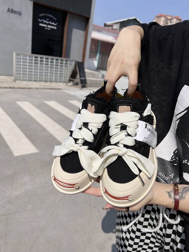 橙子出厂价p smilerepublic 厚底开口笑帆布鞋 休闲鞋 情侣款 小红书热门款 檀健次主理品牌 众多明星上脚 李晨 徐璐 程潇同款 该系列以 Smil