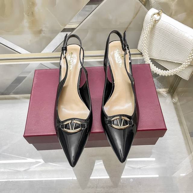 橙子出厂价p valentino 华伦天奴 小V扣尖头细跟 高跟凉鞋 v家这次出的小V扣系列可以说是非常火爆了 抛弃了一贯的铆钉元素 化繁为简 更加精致 材质
