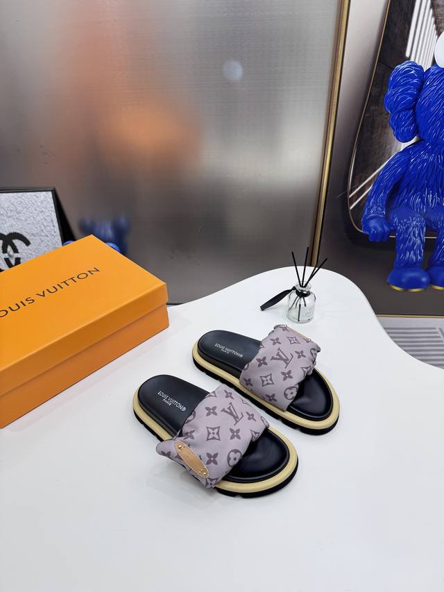 橙子出厂价p louis Vuitton 路易威登 Lv新配色 休闲魔术贴拖鞋 平底凉拖 情侣款 专柜同步更新 鞋面采用独一无二的驴家独特面料 面料轻盈透气 超