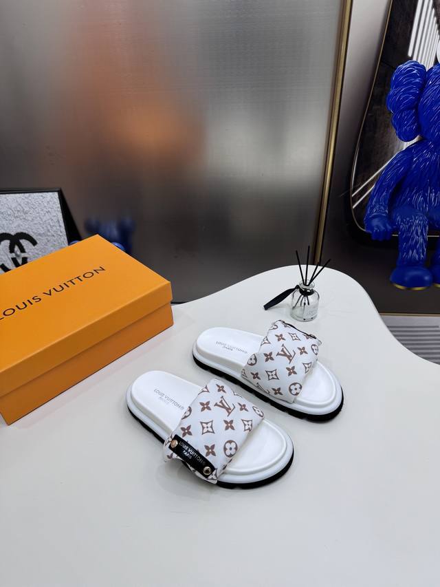 橙子出厂价p louis Vuitton 路易威登 Lv新配色 休闲魔术贴拖鞋 平底凉拖 情侣款 专柜同步更新 鞋面采用独一无二的驴家独特面料 面料轻盈透气 超