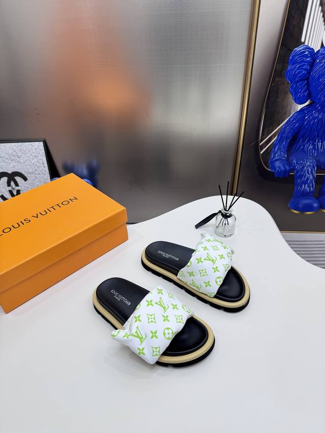 橙子出厂价p louis Vuitton 路易威登 Lv新配色 休闲魔术贴拖鞋 平底凉拖 情侣款 专柜同步更新 鞋面采用独一无二的驴家独特面料 面料轻盈透气 超