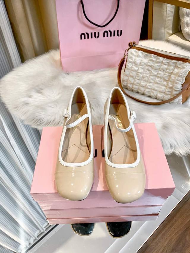 橙子出厂价p miumiu 缪缪春夏新款 一字扣带粗跟玛丽珍鞋 法式复古单鞋 高跟鞋 方头设计和牛漆皮黑色拼色唤醒了60年代魅惑剪影 撞色设计风格鲜明 粗跟设计