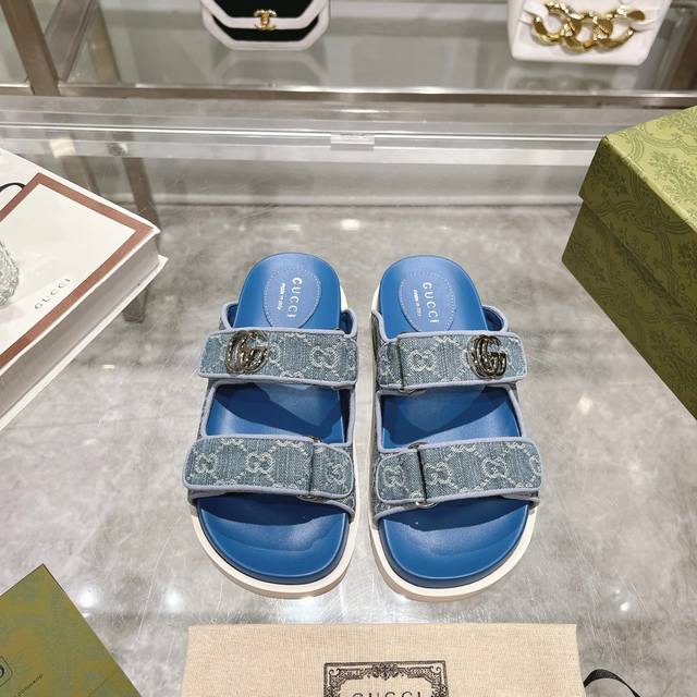 橙子出厂价p gucci 古驰春夏新款 印花魔术贴拖鞋 半拖 厚底凉拖 这款单品出自Gucci Lido系列 设计灵感源自意大利海岸的夏日风情和海滩俱乐部 这款