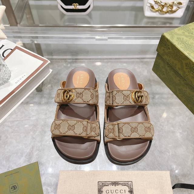 橙子出厂价p gucci 古驰春夏新款 印花魔术贴拖鞋 半拖 厚底凉拖 这款单品出自Gucci Lido系列 设计灵感源自意大利海岸的夏日风情和海滩俱乐部 这款