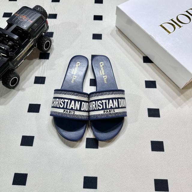 出厂 dior 迪奥经典 春夏度假系列 刺绣平底拖鞋 休闲凉拖 颜色 兰色 码数 34-42