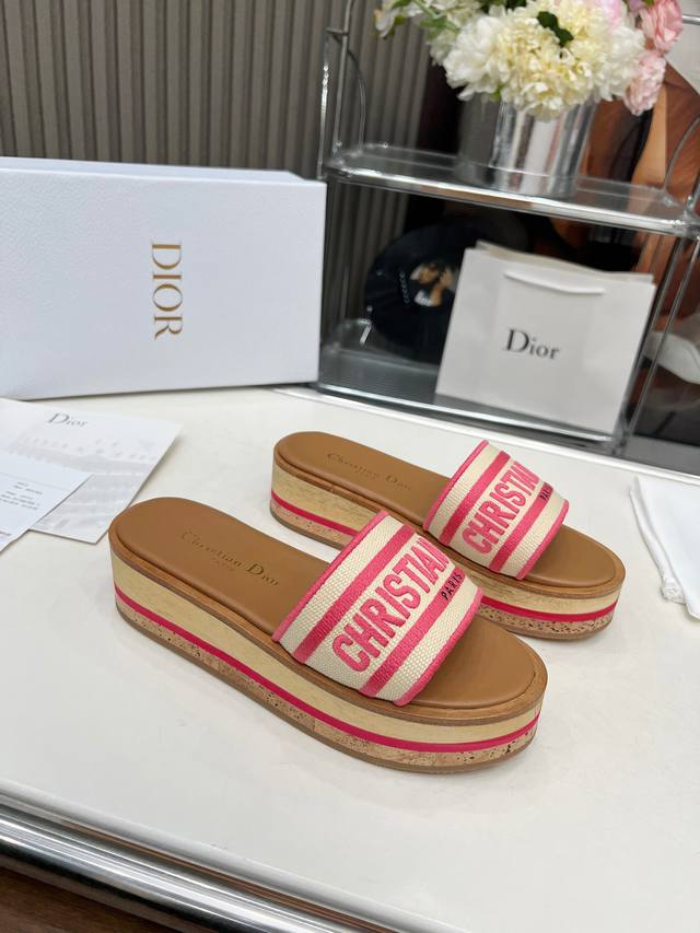 出厂 dior 迪奥新款 字母刺绣厚底拖鞋 休闲凉拖 一字拖 圆头增高木底一字凉拖刺绣字母Logo厚底拖鞋 高度适中超美 上脚不仅舒适还很惊艳 码数 34-42