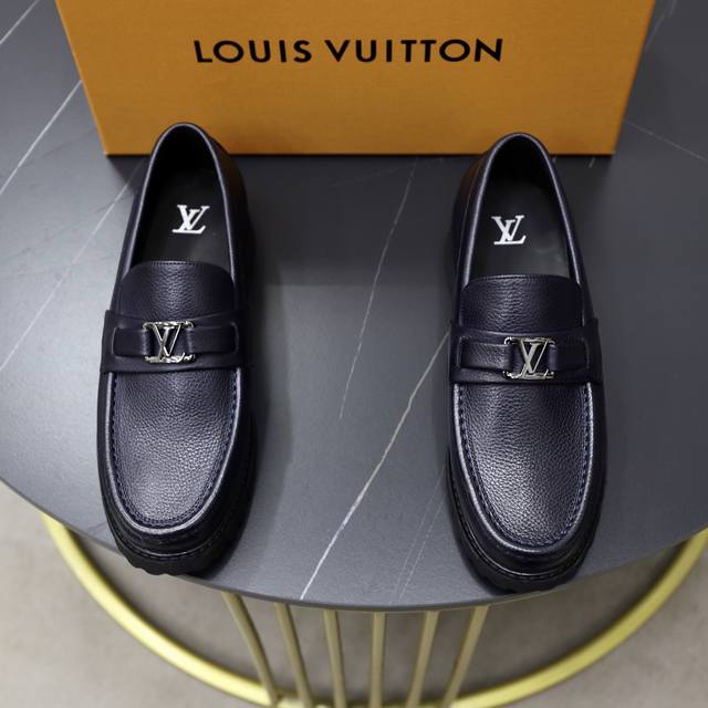 出厂价Pp： Louis Vuitton Lv 男士经典牛津鞋男士商务正装精品皮鞋 经典款 杏仁核精致鞋头 极致艺术 全鞋采用进口奶牛牛皮 开边珠 精挑细选 毛
