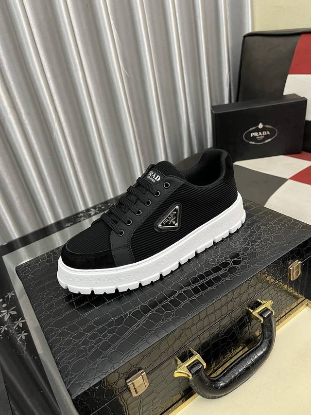 出厂价Pp： 普拉达Prada* 最新爆款休闲鞋，顶端品牌 奢侈～代购，顶级～质量。 鞋面選用进口透气特殊材质透气垫脚 精细做工。原版个性时尚柔软橡膠耐磨大底，