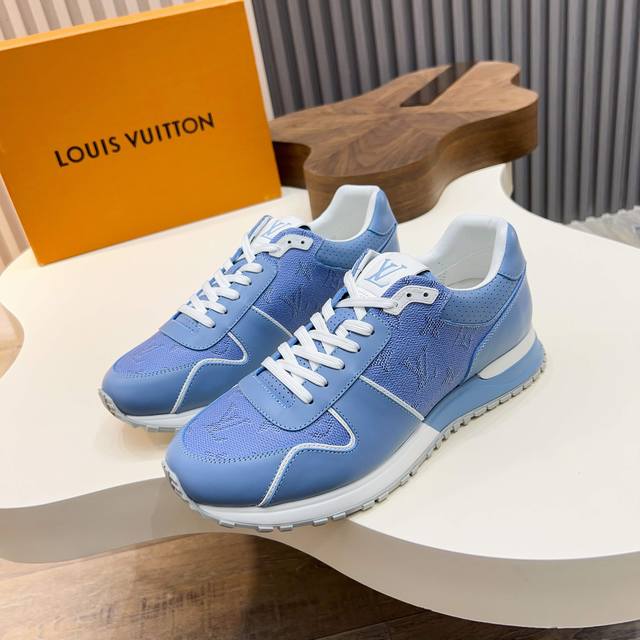 L.V Run Away 运动鞋，本款 Run Away 运动鞋选用头层牛皮原版材质，楔形橡胶外底延续跑鞋设计，缀 Monogram 花卉，L V字母标注鞋舌，