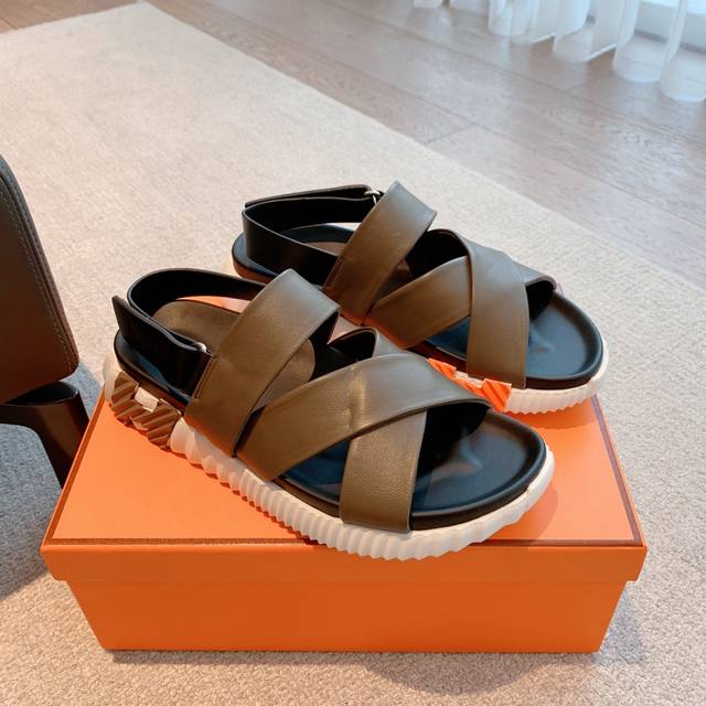 实价： Hermes... A Eclair情侣款 新色+爆款系列 鞋底轻盈，有一定厚度增高显腿长！透体透气 舒适的科技面料！ 春夏拼色兼具颜值舒适度的单品！