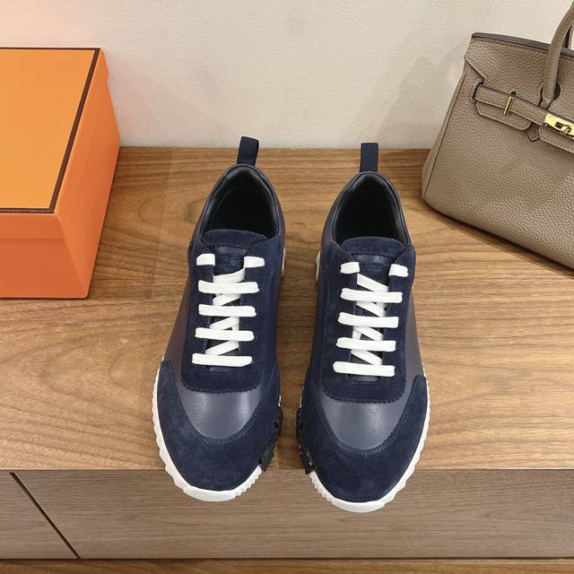 实价： Herme S Ss24 New Arrival～ 专柜大热情侣款，H家配货首选鞋履！ 是爱马仕经典款 每一季都会出很多颜色 绝对是最值得买的配货之一
