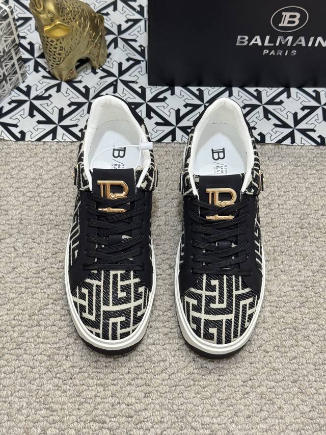 巴尔曼Balmain 新款男士运动休闲鞋，时尚潮流，进口牛皮拼接Logo牛仔面料。内里羊皮上脚非常舒适，极致柔软细腻，搭配巴尔曼专属鸡眼五金扣，Tpu大底，流线