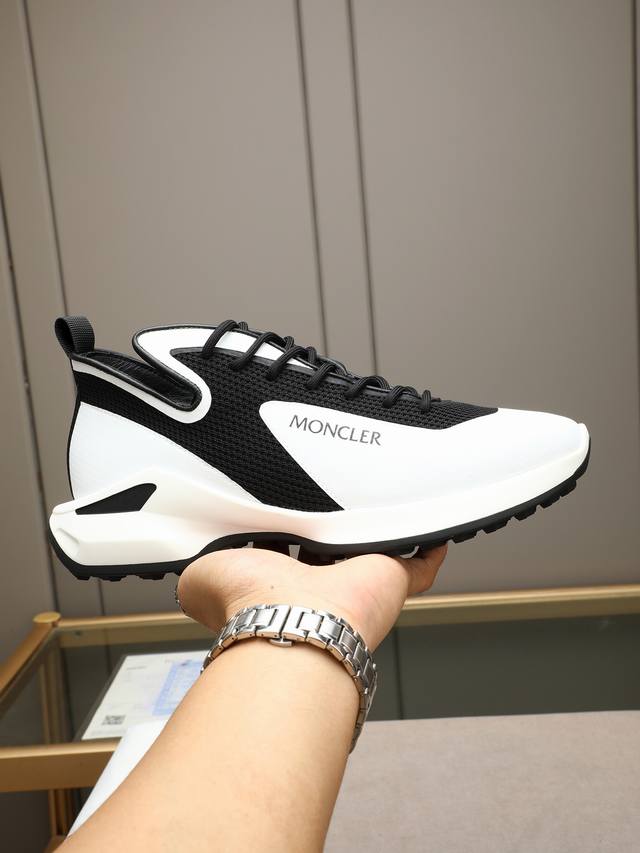 P Moncler蒙口男士户外系带运动鞋，具有舒适防滑性能，专为户外跑步或都市漫步而设。兼备创新、功能性与图形细节于一体，从高山氛围汲取灵感，诠释潮流时尚。鞋面