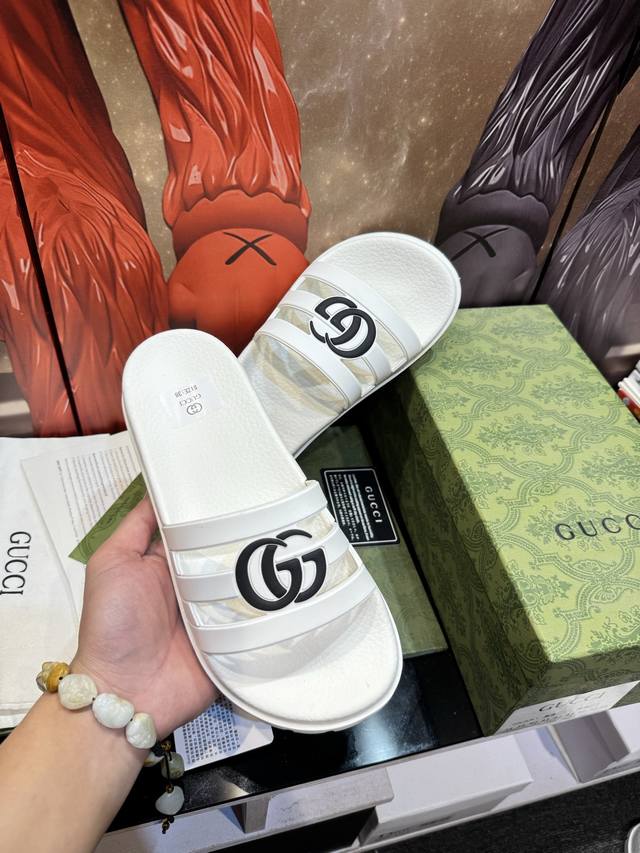 实价： Gucci 情侣拖鞋，鞋面材质Eva技术，压印品牌Logo，Eva发泡私模大底，细节完美，尽显大牌风范，休闲宽松舒适型，高品质精品，必入收藏款哦！ Si