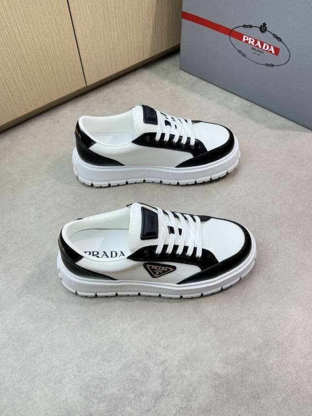 Prada 普拉达 -高端品质 原单休闲运动鞋 -鞋面：开边珠小牛皮、品牌高丝光条纹帆布、鞋身车缝品牌金属扣件 -内里：水染牛皮 -大底：超轻Tpu 发泡; 成