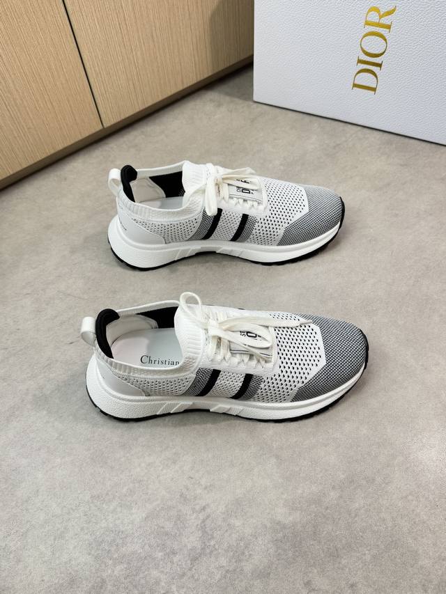 Dior 迪奥 -高端品质 原单情侣装休闲运动鞋 -鞋面：进口品牌图腾针织布匹、后跟.丝印品牌Logo -内里：垫脚品牌帆布 -原版：超轻Tpu发泡 橡胶；双色