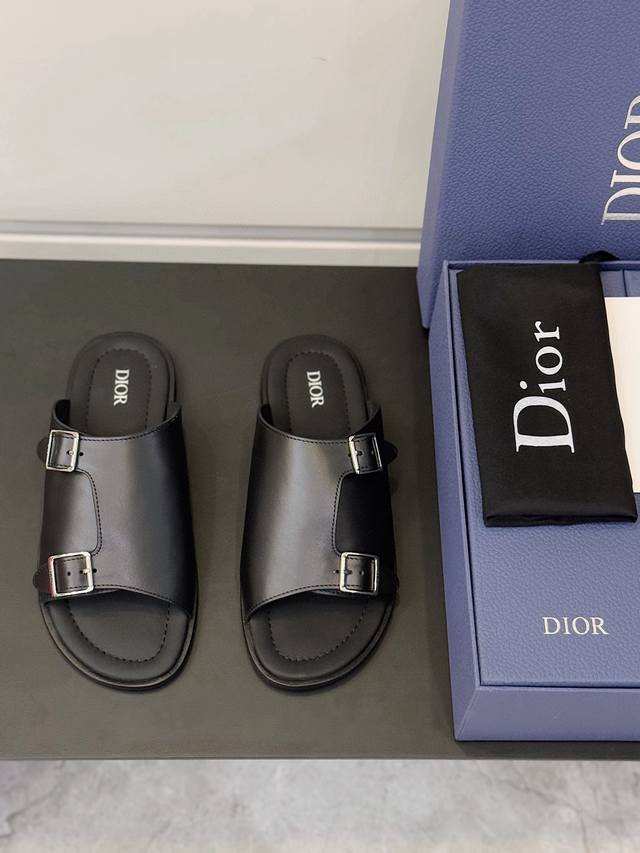 这款 D家 Aqua 男士凉鞋 优雅而休闲，采用可调节带设计重新诠释，突显 品牌标志性的 Oblique 印花。牛皮内里，搭配饰以D家标志的搭扣和同色调凹口鞋底