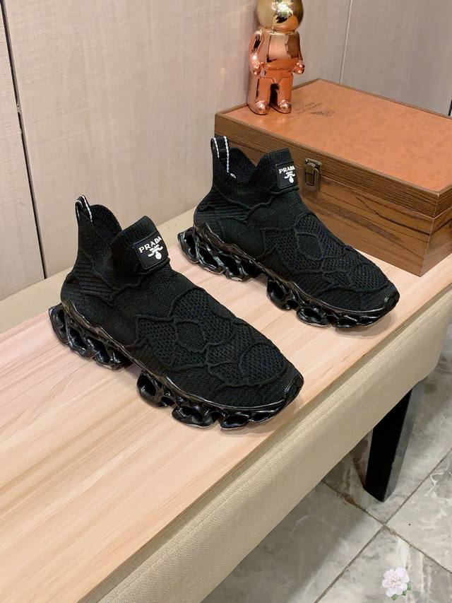 新款: 厂价 普拉达Prada* 最新爆款休闲鞋，顶端品牌 奢侈～代购，顶级～质量。 鞋面選用进口透气飞织搭配材质透气羊皮垫脚 精细做工。原版个性时尚柔软橡膠耐