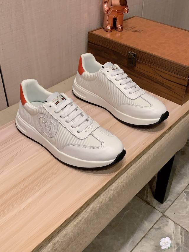 新款: 厂价 古奇Gucci* 最新爆款休闲鞋，顶端品牌 奢侈～代购，顶级～质量。 鞋面選用进口透气牛皮搭配材质透气羊皮垫脚 精细做工。原版个性时尚柔软橡膠耐磨