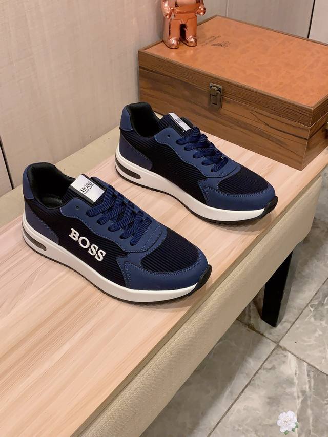 新款: 厂价 Boss* 最新爆款休闲鞋，顶端品牌 奢侈～代购，顶级～质量。 鞋面選用进口透气牛皮搭配材质透气羊皮垫脚 精细做工。原版个性时尚柔软橡膠耐磨防滑大