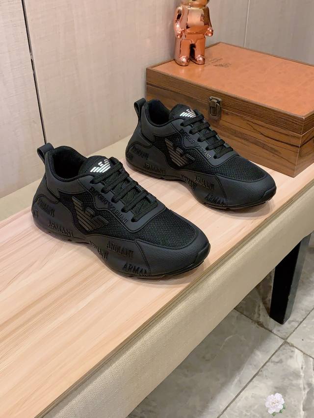新款: 厂价 阿玛尼Armani* 最新爆款休闲鞋，顶端品牌 奢侈～代购，顶级～质量。 鞋面選用进口透气牛皮搭配材质透气羊皮垫脚 精细做工。原版个性时尚柔软橡膠