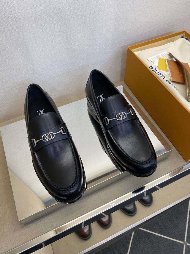 L*V 独家高品 时尚正装皮底 正码：39一44， 6.5一9 ： 经典款小皮鞋型！货！ 重金打造模版小牛皮，并非市场现成材普通材料！ 顶级手工艺 意大利全面进