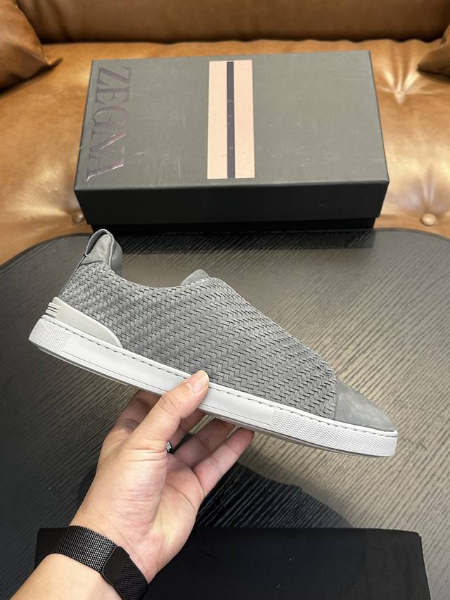 热卖款！杰尼亚 休闲运动鞋 这款 Triple Stitch 低帮运动鞋以柔软的牛皮搭配麂皮制成，为休闲鞋履注入精致格调。标志性三重交叉弹性细节彰显出传统皮鞋的