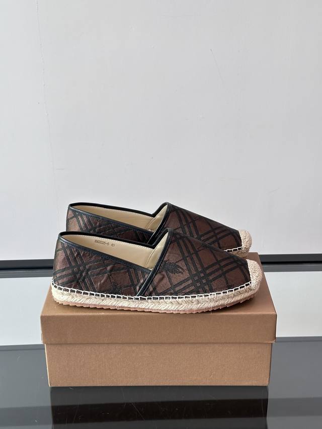 Burberry 帆布格纹一脚蹬男鞋！鞋面依旧是经典Vintage格纹设计，内里小牛皮 垫脚也是小牛皮 防滑耐磨大底，全鞋空胶工艺 ，永不脱胶！ P： ，Siz